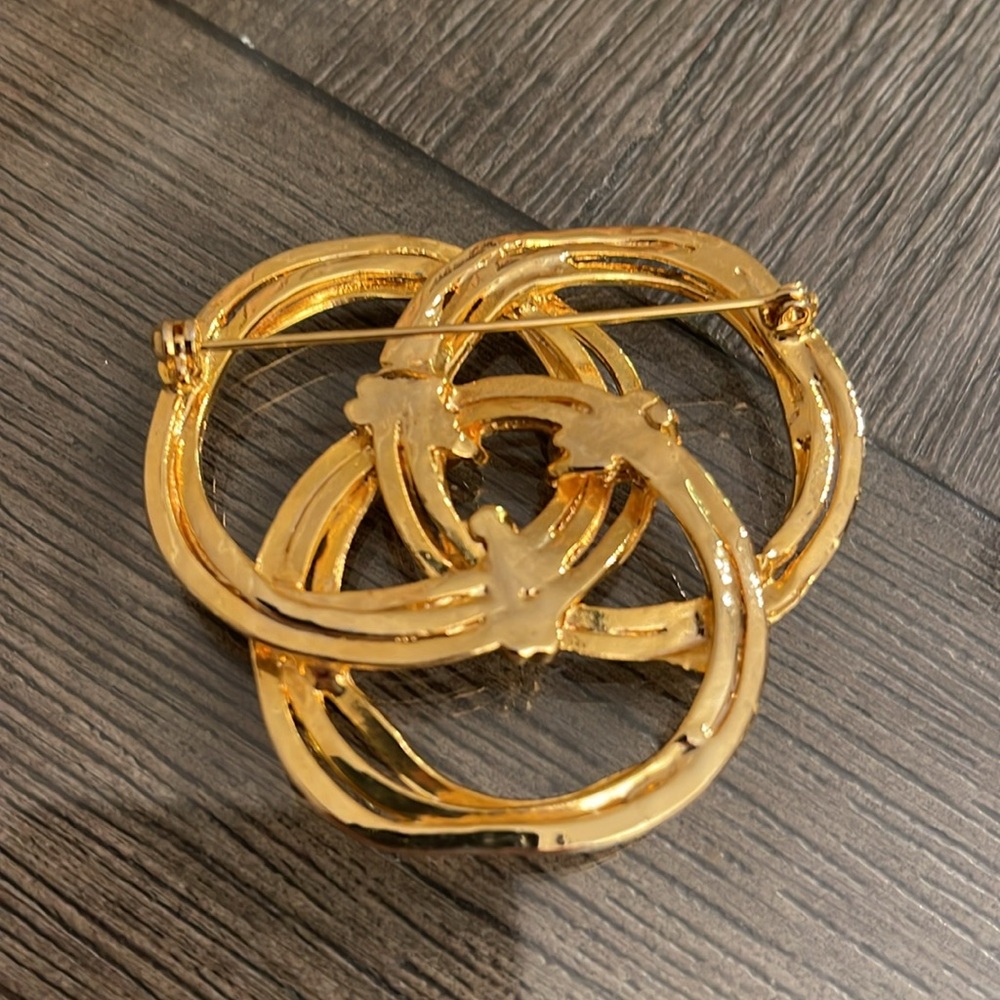 Vintage Interlocking Circle or Knot Gold-tone Metal Pin - Picture 4 of 16